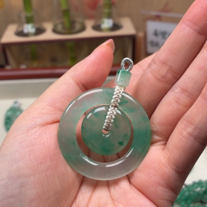 石英质玉未镶嵌颈饰