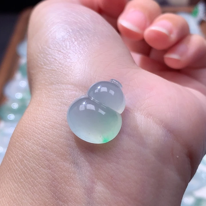 颈饰未镶嵌翡翠冰种飘阳绿胖葫芦