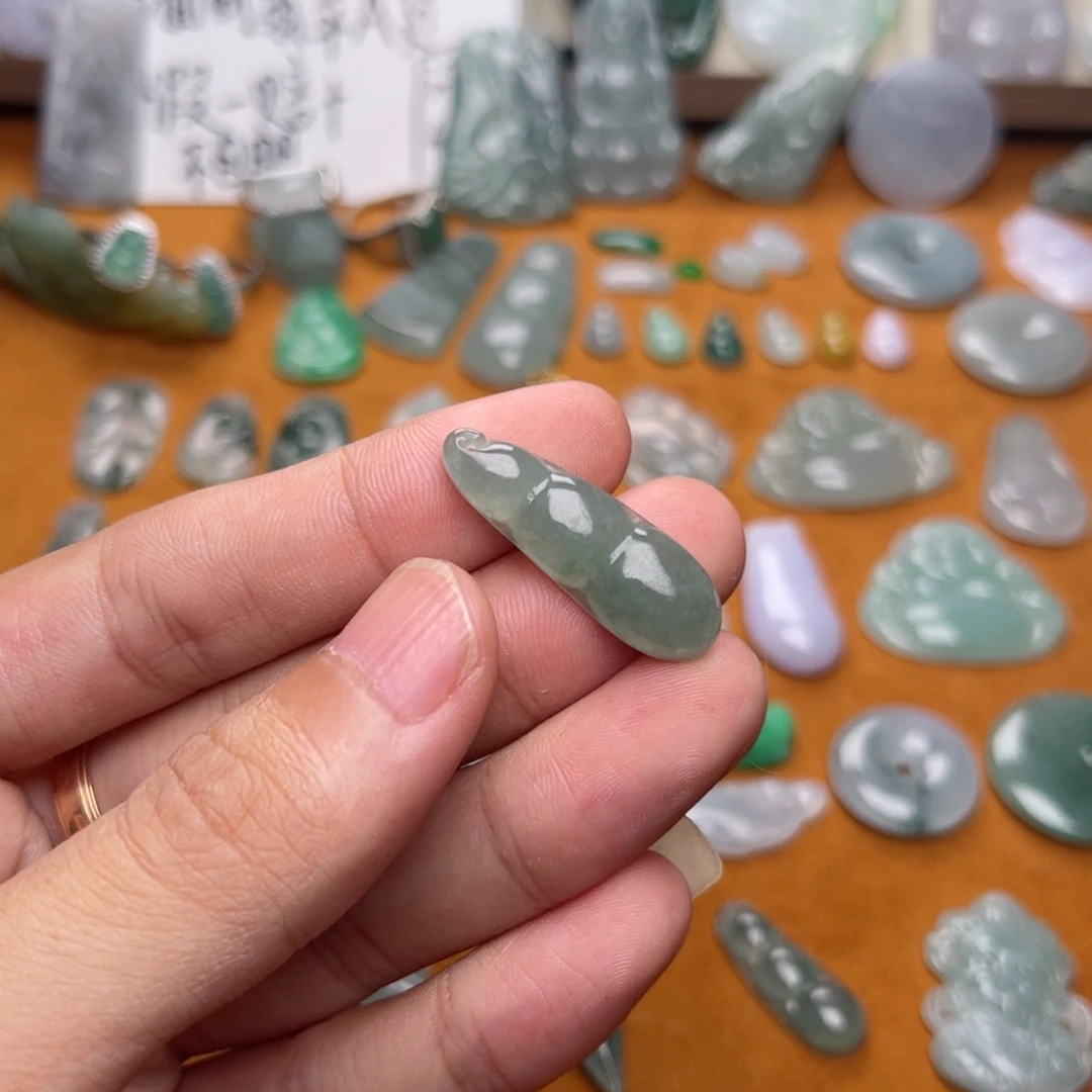 翡翠未镶嵌颈饰玲豆子