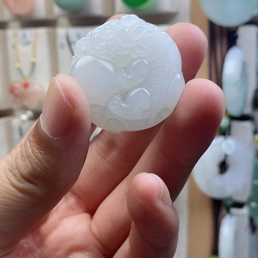 颈饰未镶嵌石英质玉（金丝玉）