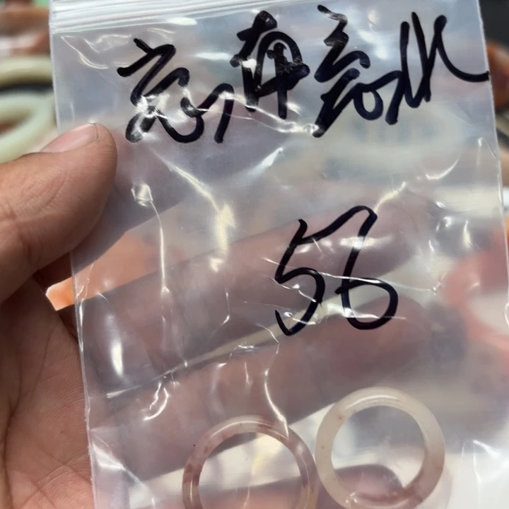 笑***痛石英质玉未镶嵌手镯