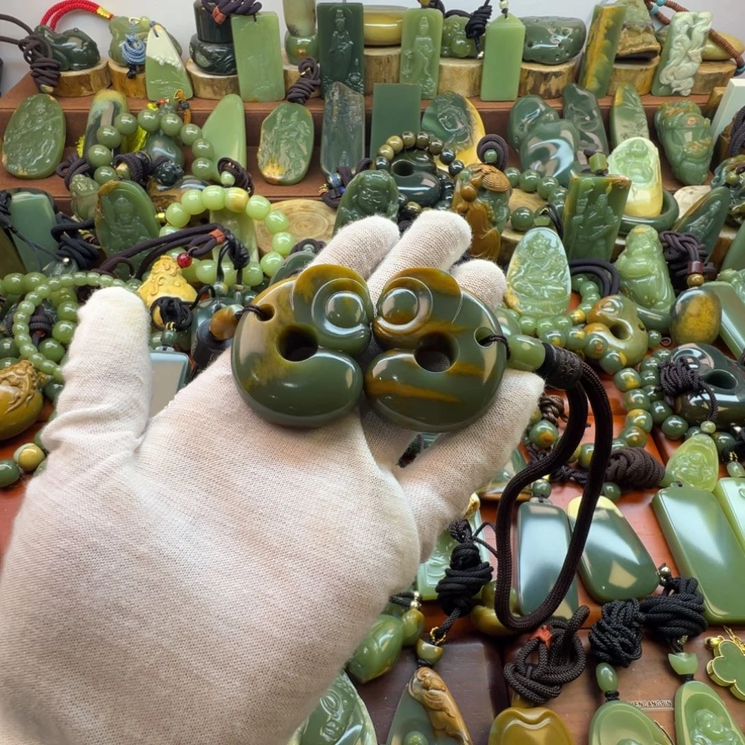 秋***叶岫岩河磨玉（透闪石质玉）未镶嵌挂件