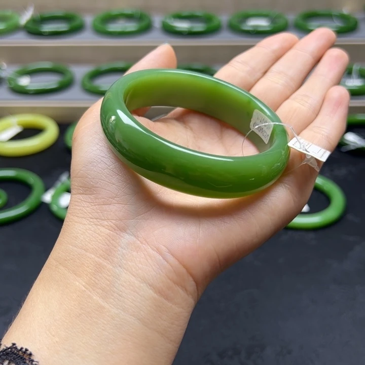 和田玉（碧玉）手镯未镶嵌粉绿（底子细腻）