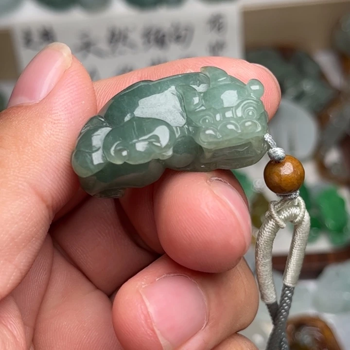 翡翠未镶嵌颈饰貔貅