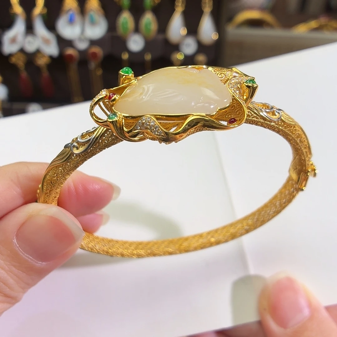 颈饰18K金镶嵌和田玉