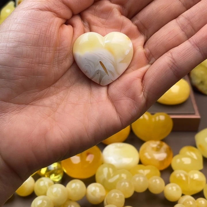 琥珀未镶嵌颈饰蜜蜡