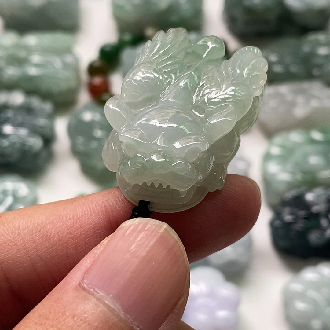 翡翠未镶嵌颈饰貔貅