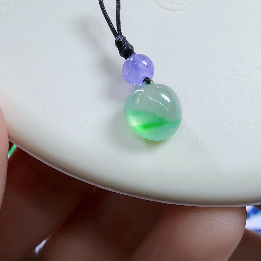 翡翠未镶嵌颈饰桃子