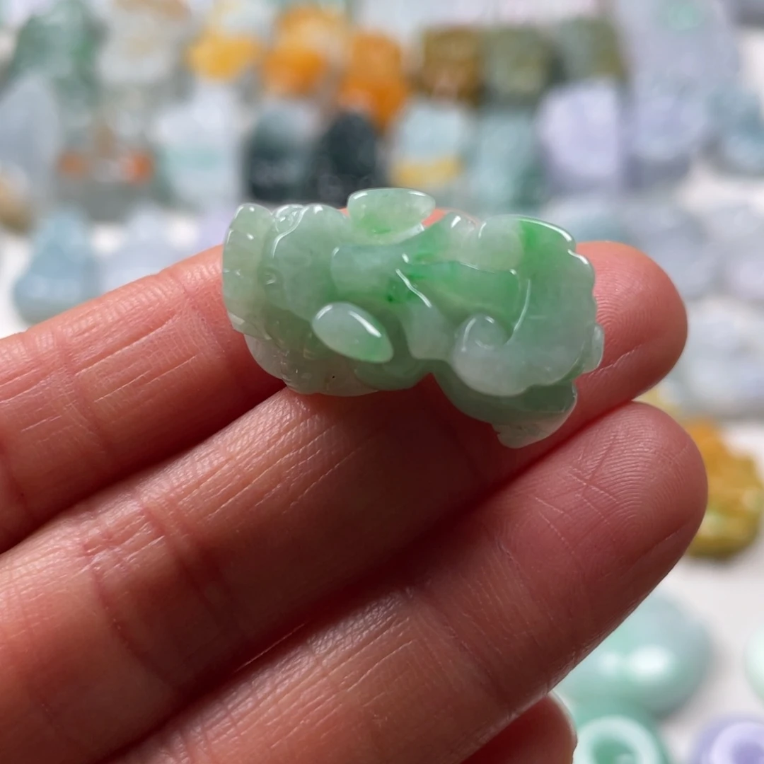 翡翠吊坠(赠链)未镶嵌