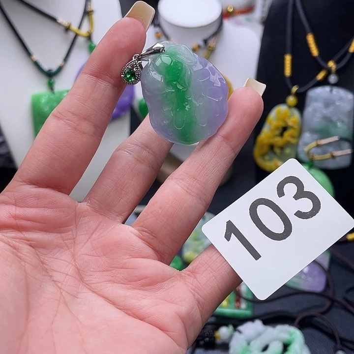 翡翠未镶嵌吊坠(赠链)