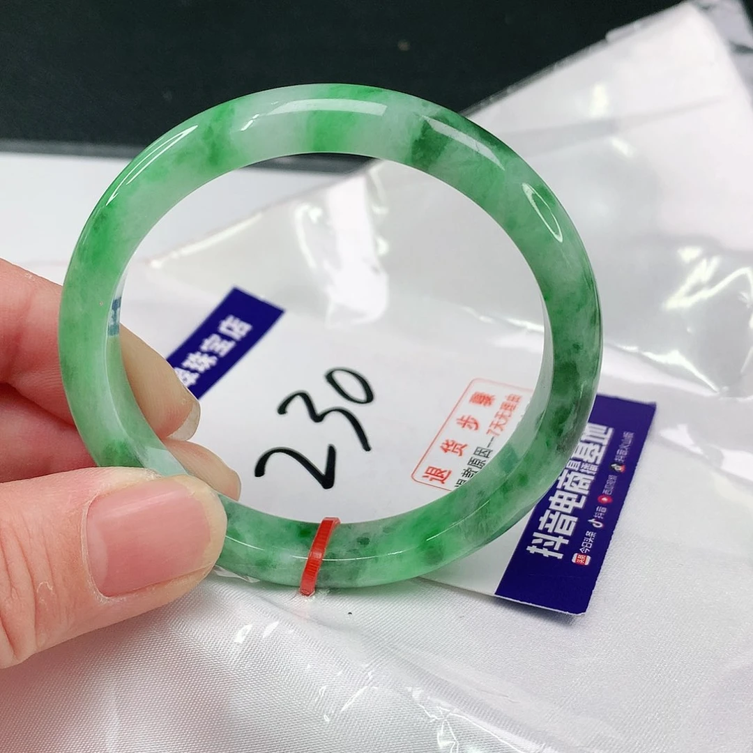 翡翠手镯未镶嵌翡翠