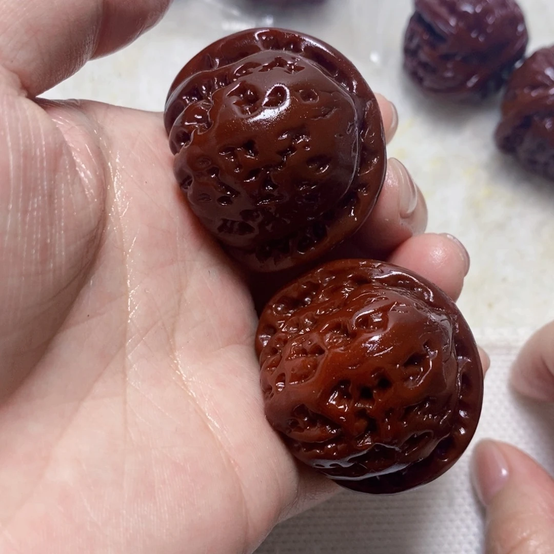 桃核把件白狮子手把件