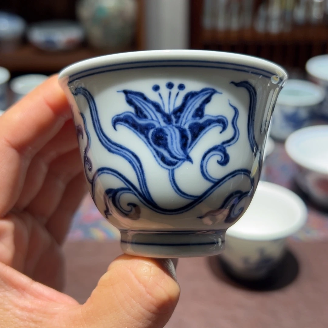 精品青花宣草纹铃铛杯口径约7.5厘米