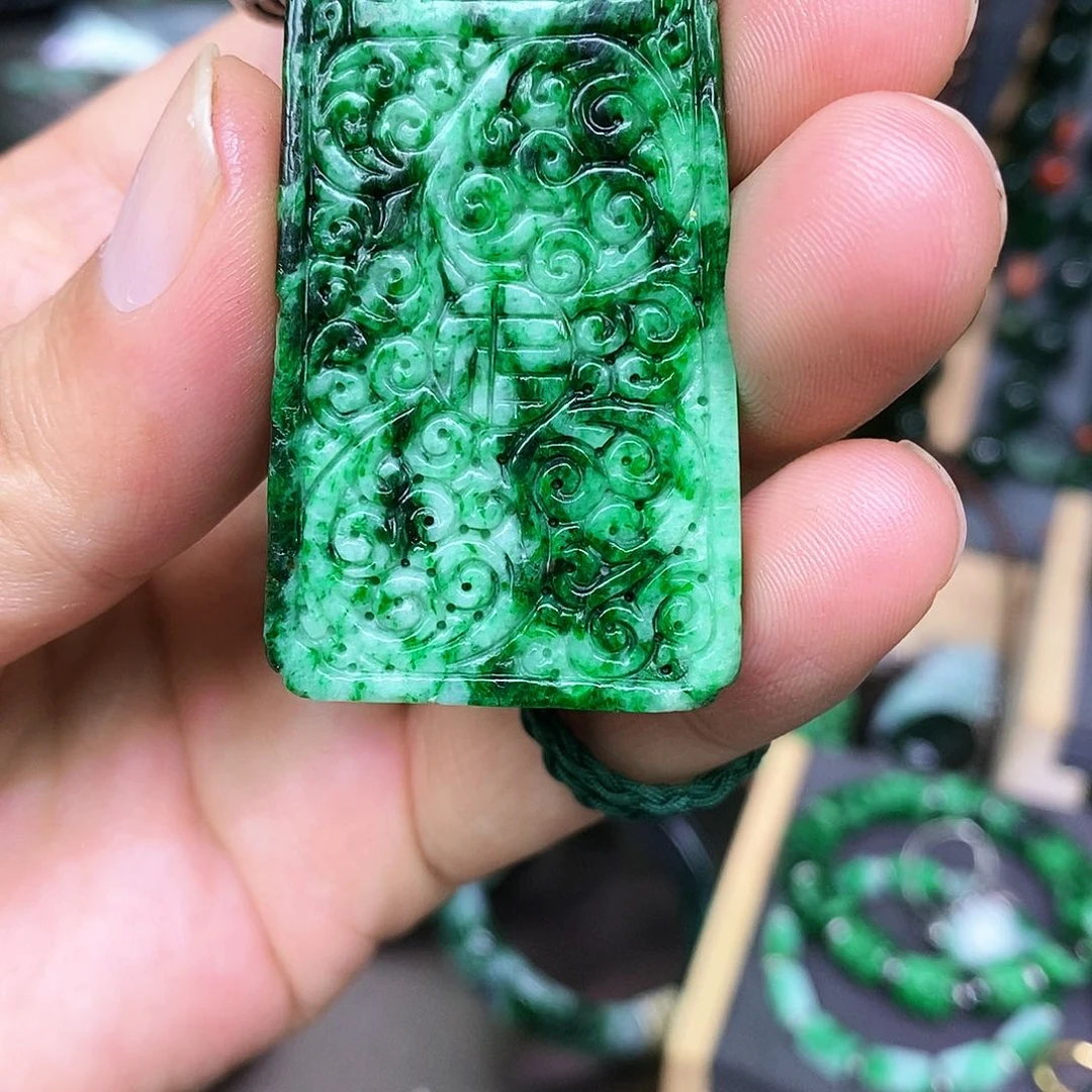 颈饰未镶嵌翡翠思**游漂亮美眉