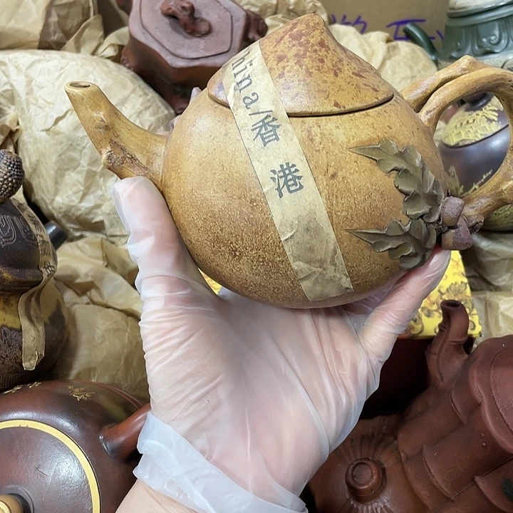 紫砂茶壶原矿泥料，手工制作的一把紫砂壶。