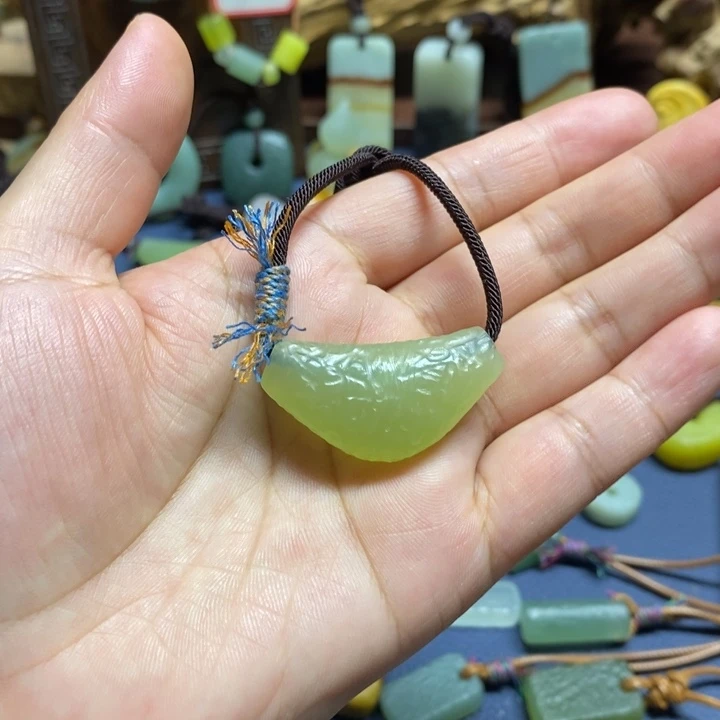 蛇纹石玉未镶嵌颈饰