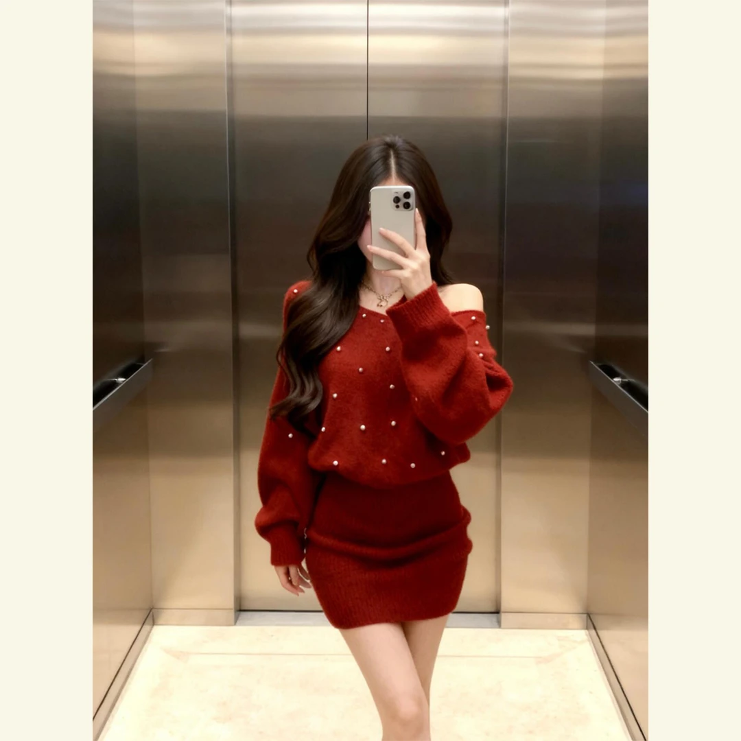 设计感红色配大衣斜肩针织连衣裙女2025冬季高级感修身显瘦短裙子