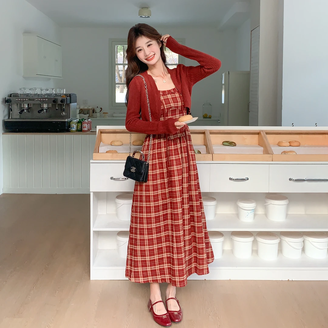 韩系氛围感穿搭红色针织开衫格子吊带连衣裙女春秋新款两件套装裙