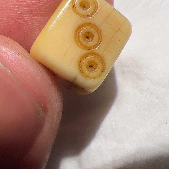 玻璃颈饰在这里的