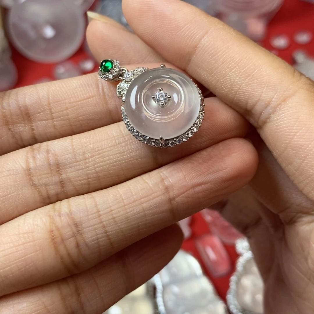石英质玉合金吊坠