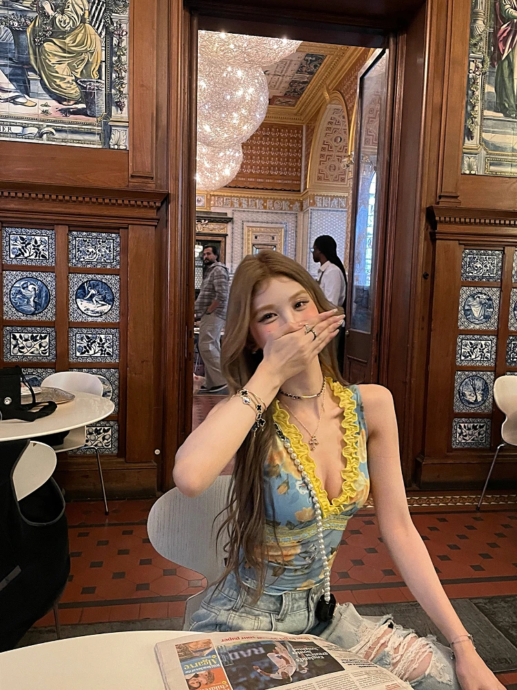 【仲夏花季】夏季新款设计感辣妹V领碎花背心女修身显瘦无袖上衣女