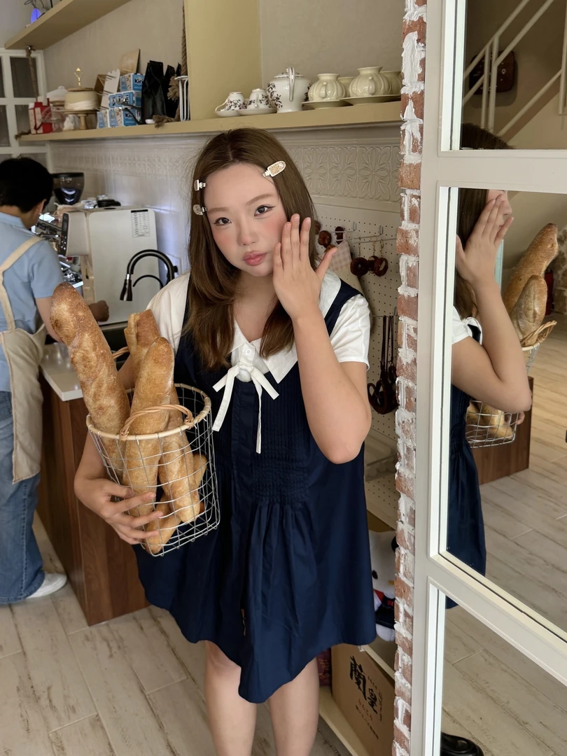 2025正肩胖MM减龄氧气感宽松衬衫吊带无袖小众连衣裙学院风套装女