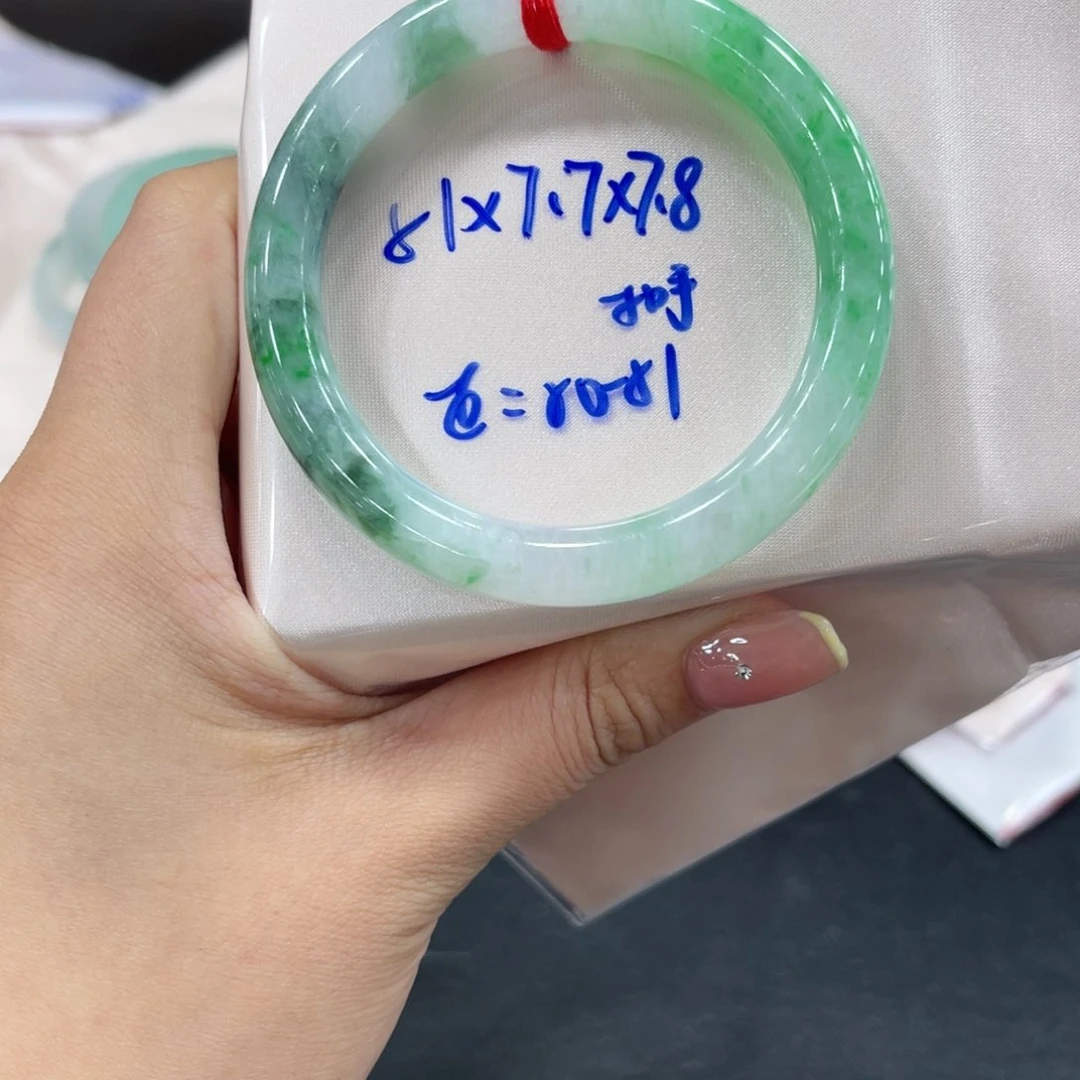 翡翠手镯未镶嵌翡翠