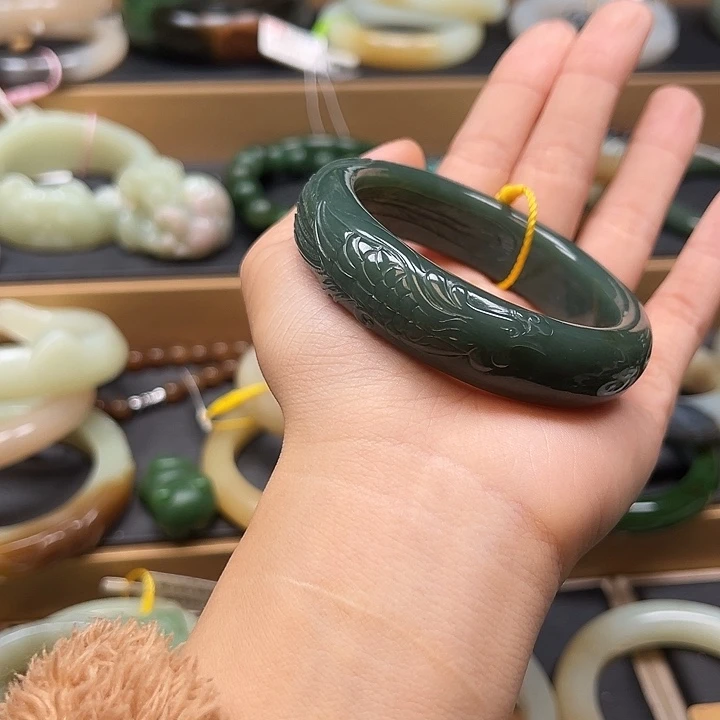 未镶嵌手镯和田玉沙枣青54