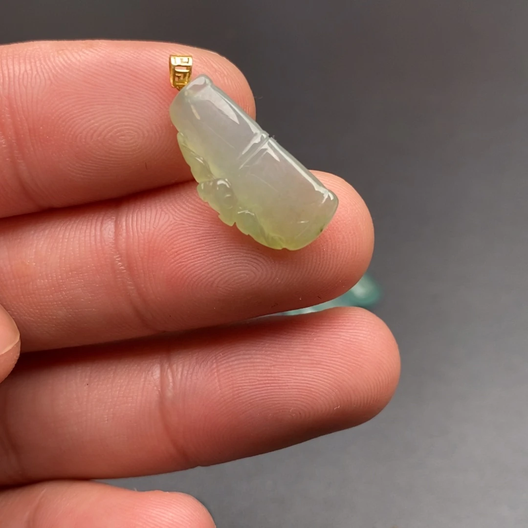 颈饰18K金镶嵌翡翠