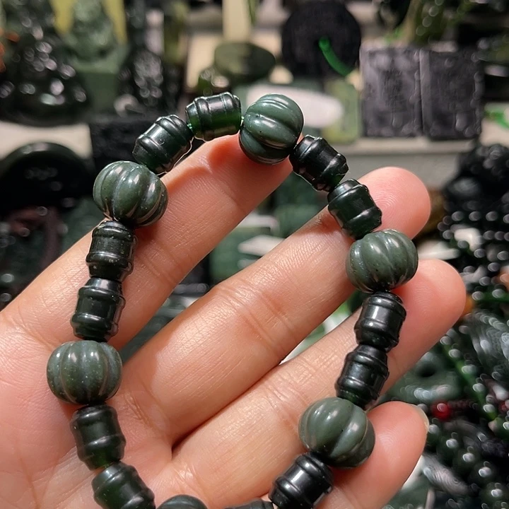 蛇纹石玉未镶嵌颈饰