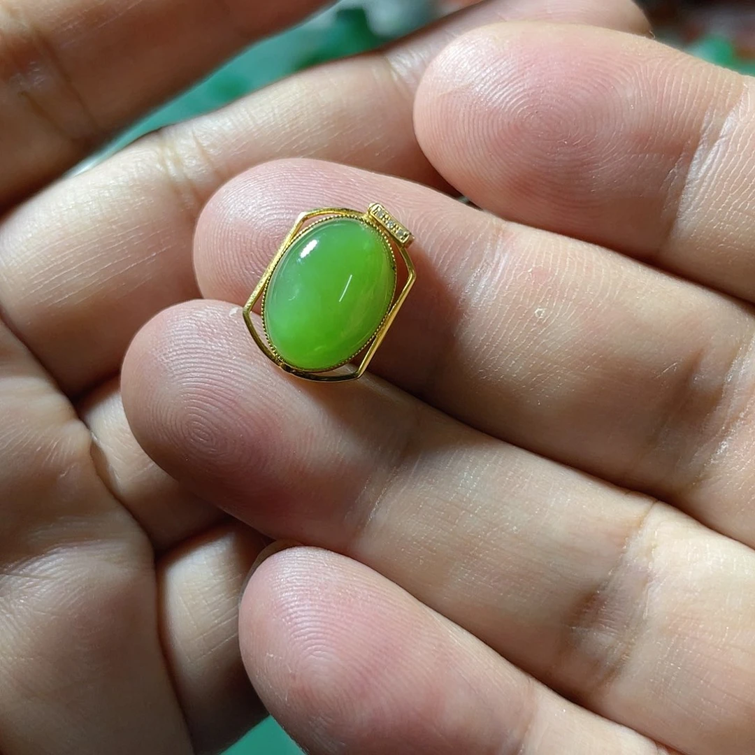 颈饰18K金镶嵌和田玉（碧玉）