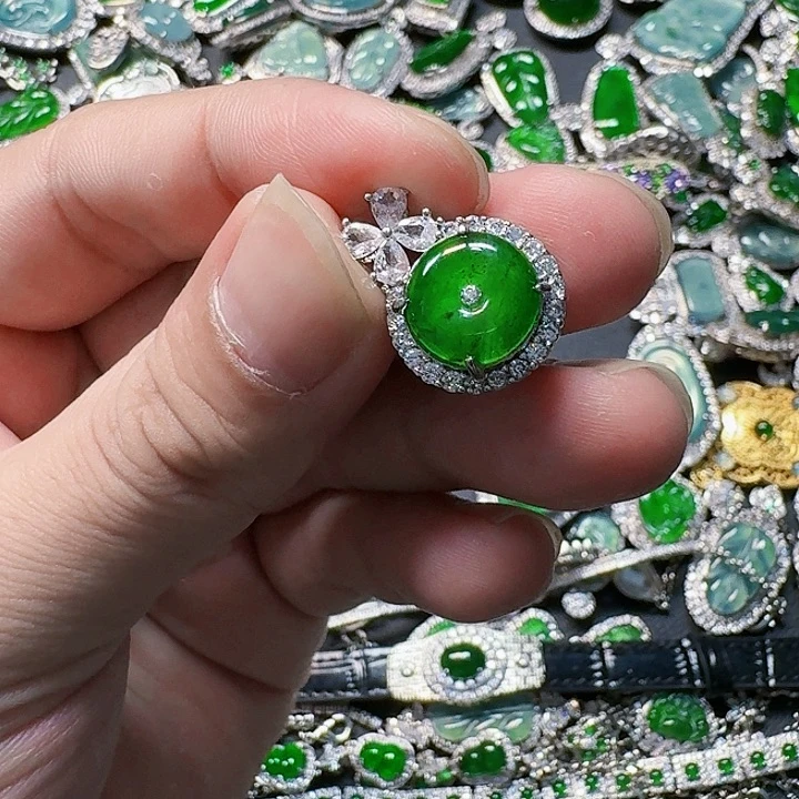 翡翠颈饰未镶嵌天然A货翡翠放漏