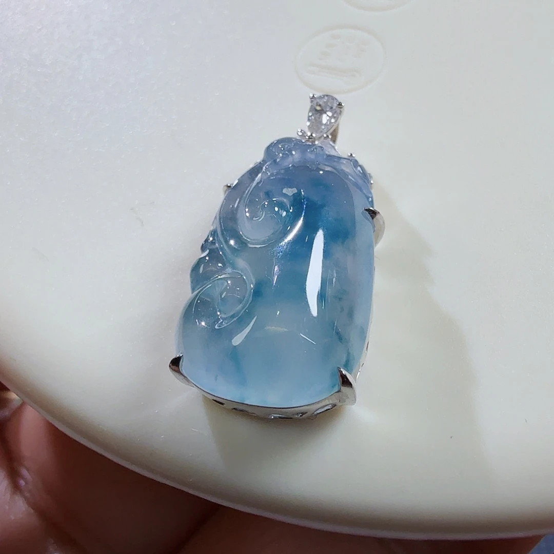 翡翠18K金镶嵌颈饰吊坠