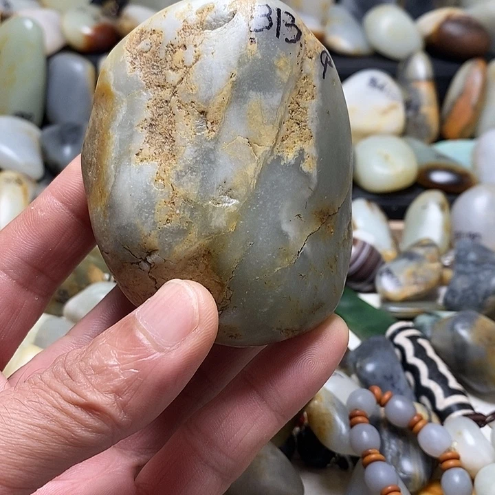 和田玉未镶嵌颈饰把件