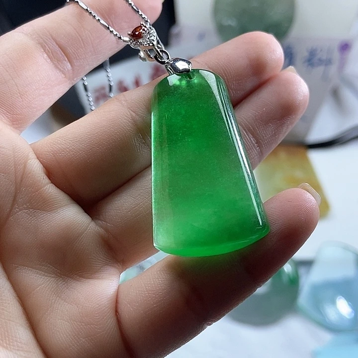 翡翠未镶嵌吊坠(赠链)