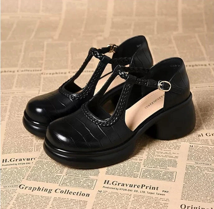 8包头凉鞋女2025软皮夏季新款石头纹编织圆头粗跟舒适百搭高跟鞋