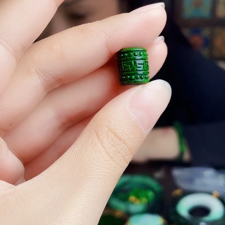 翡翠未镶嵌颈饰多样性