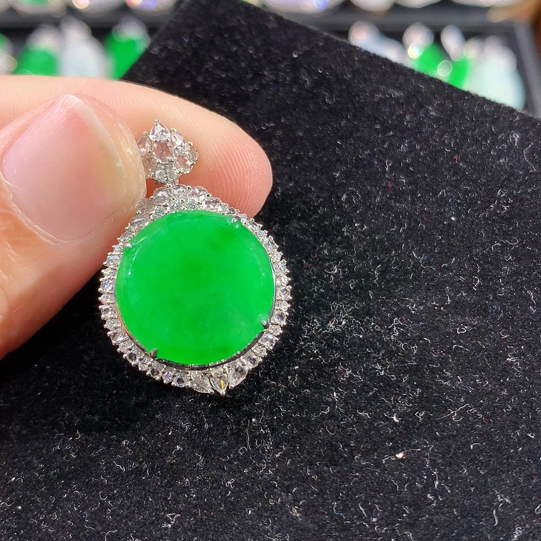 翡翠18K金镶嵌颈饰