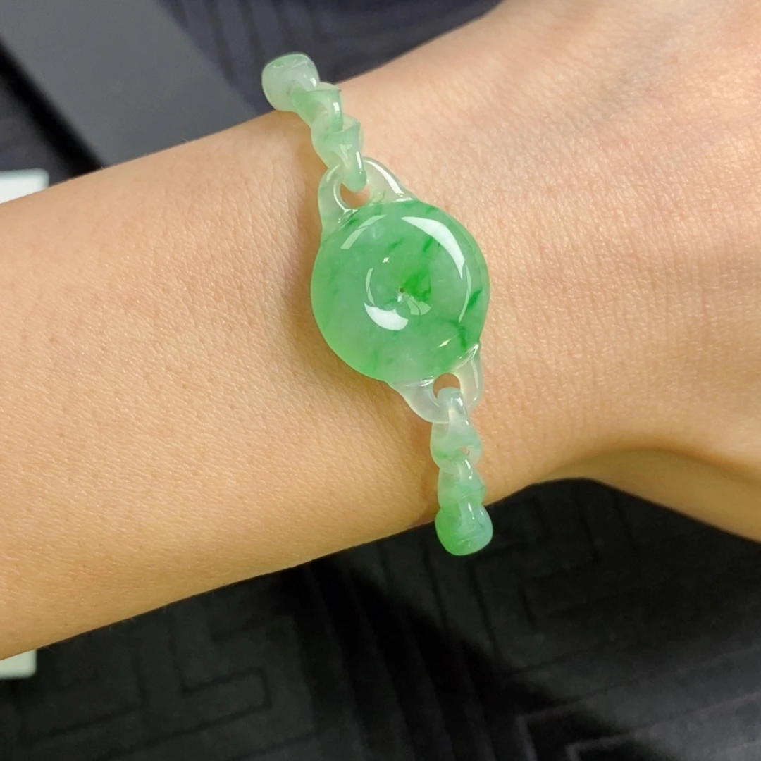 晓***晓翡翠未镶嵌颈饰飘花拉环