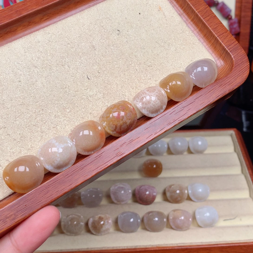 未镶嵌颈饰硅化玉