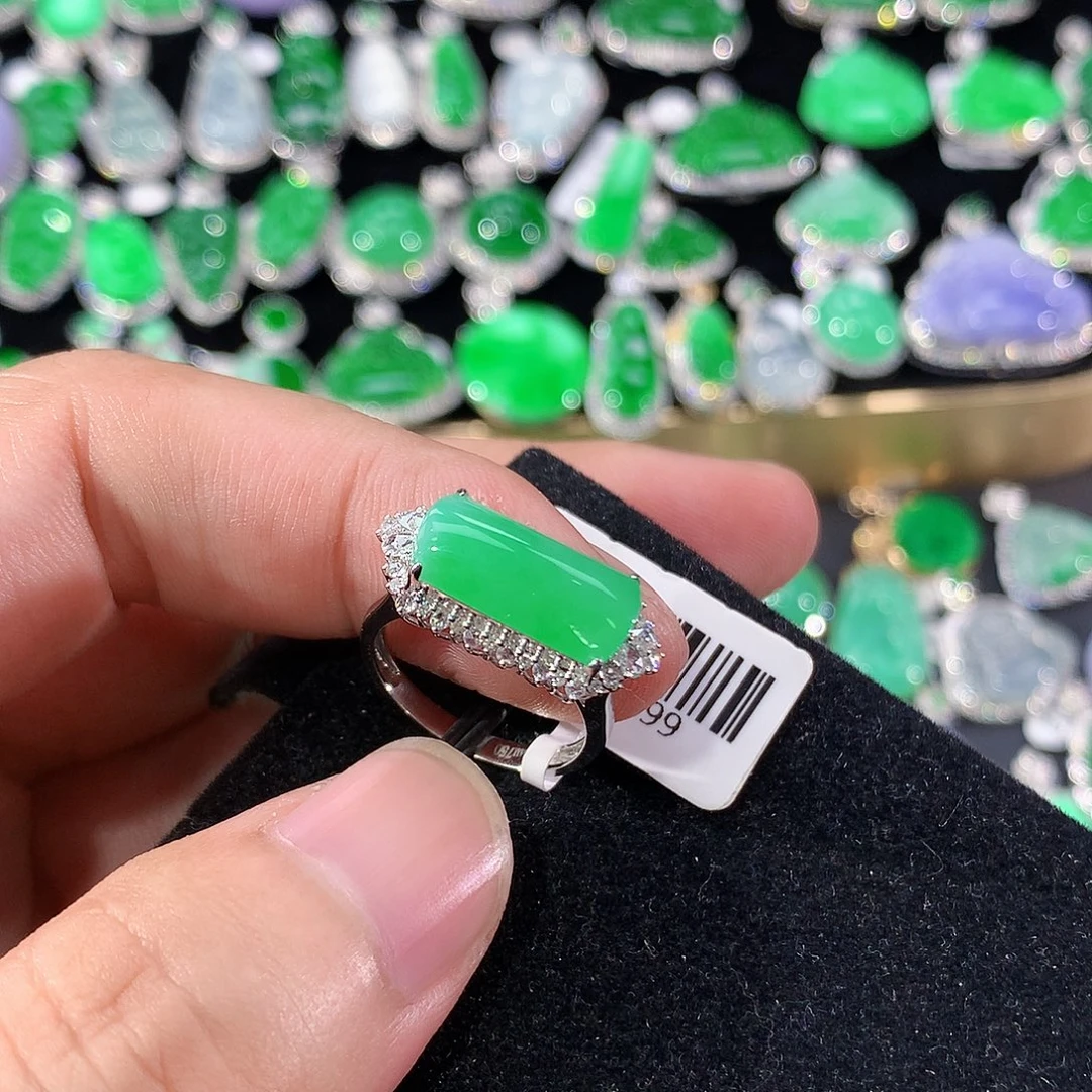 翡翠18K金镶嵌戒指