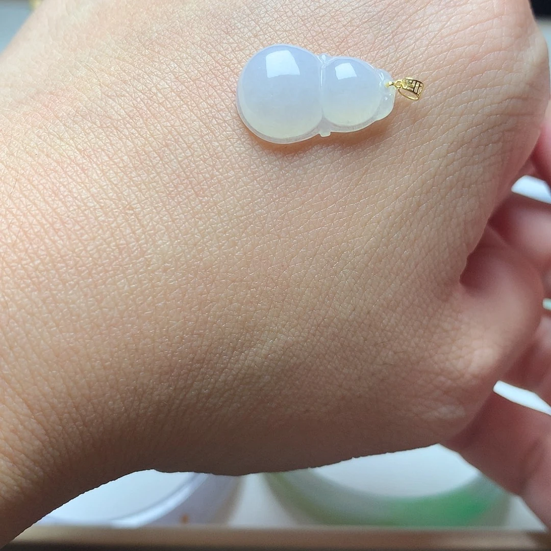 颈饰18K金镶嵌翡翠葫芦