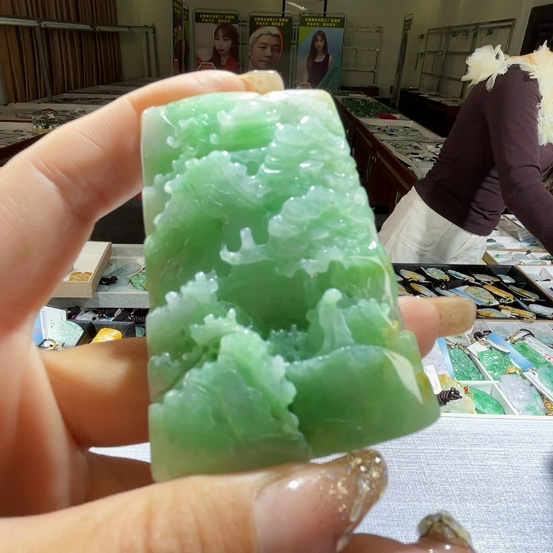 翡翠未镶嵌颈饰一
