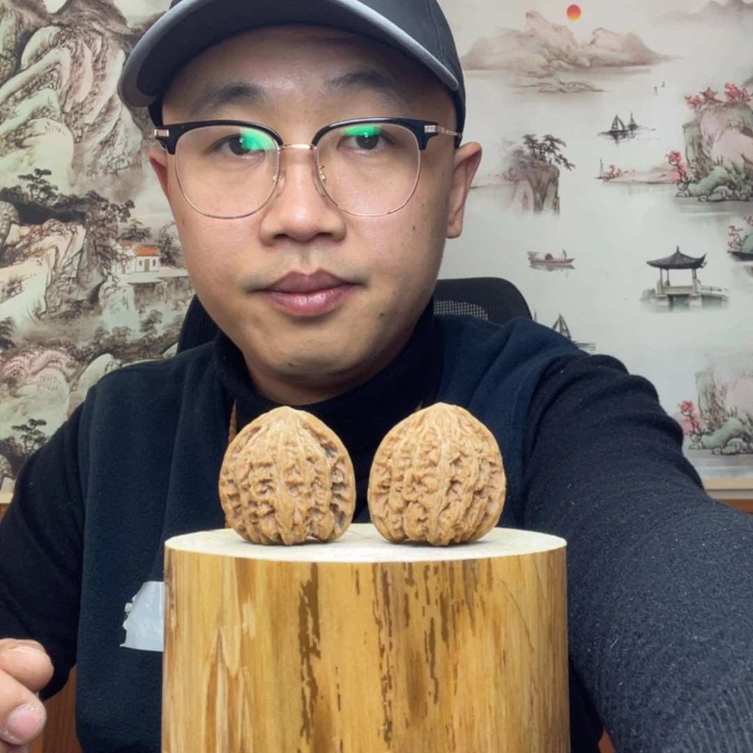 文玩核桃把件红宝石