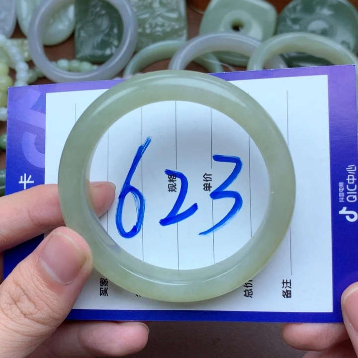 比***母未镶嵌手镯和田玉
