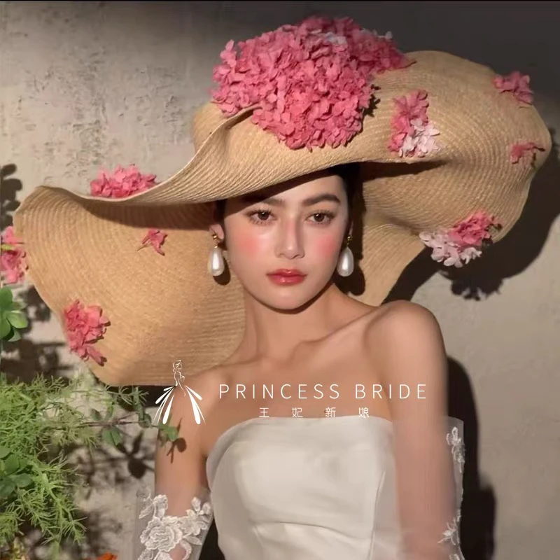 原创2025海边婚纱照粉色花花米色礼帽外景样片结婚拍照新娘造型帽