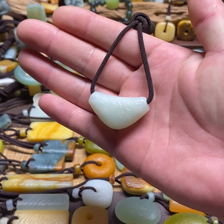 蛇纹石玉未镶嵌挂件