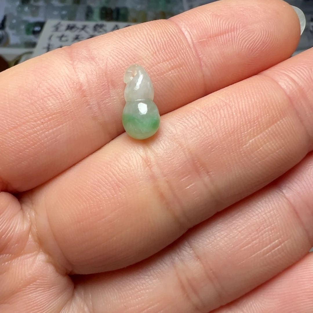 翡翠未镶嵌颈饰小葫芦一个50块