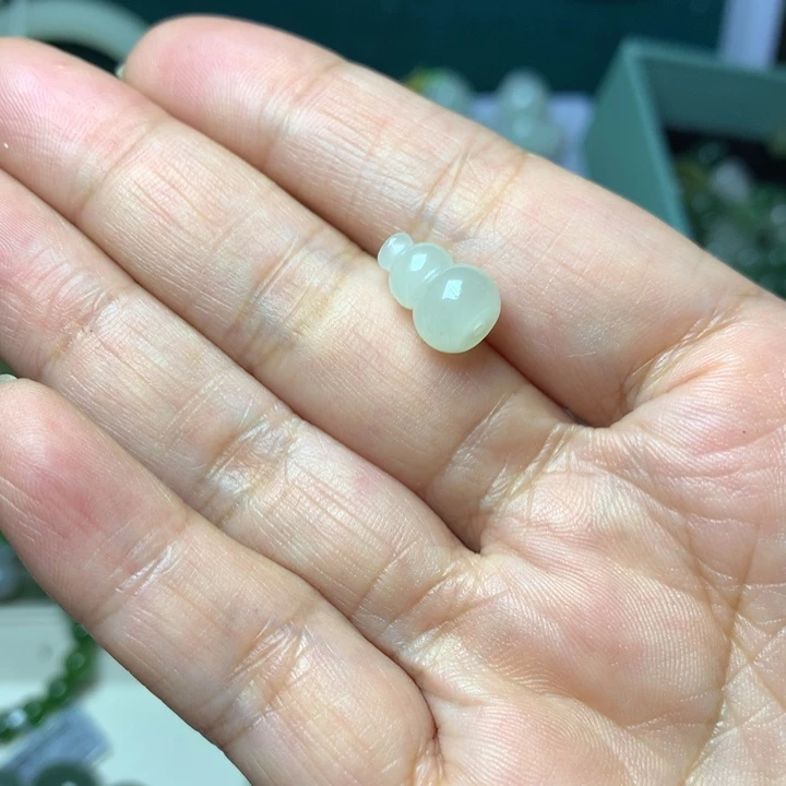 颈饰未镶嵌和田玉（糖玉）