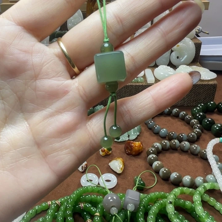 和田玉未镶嵌车挂